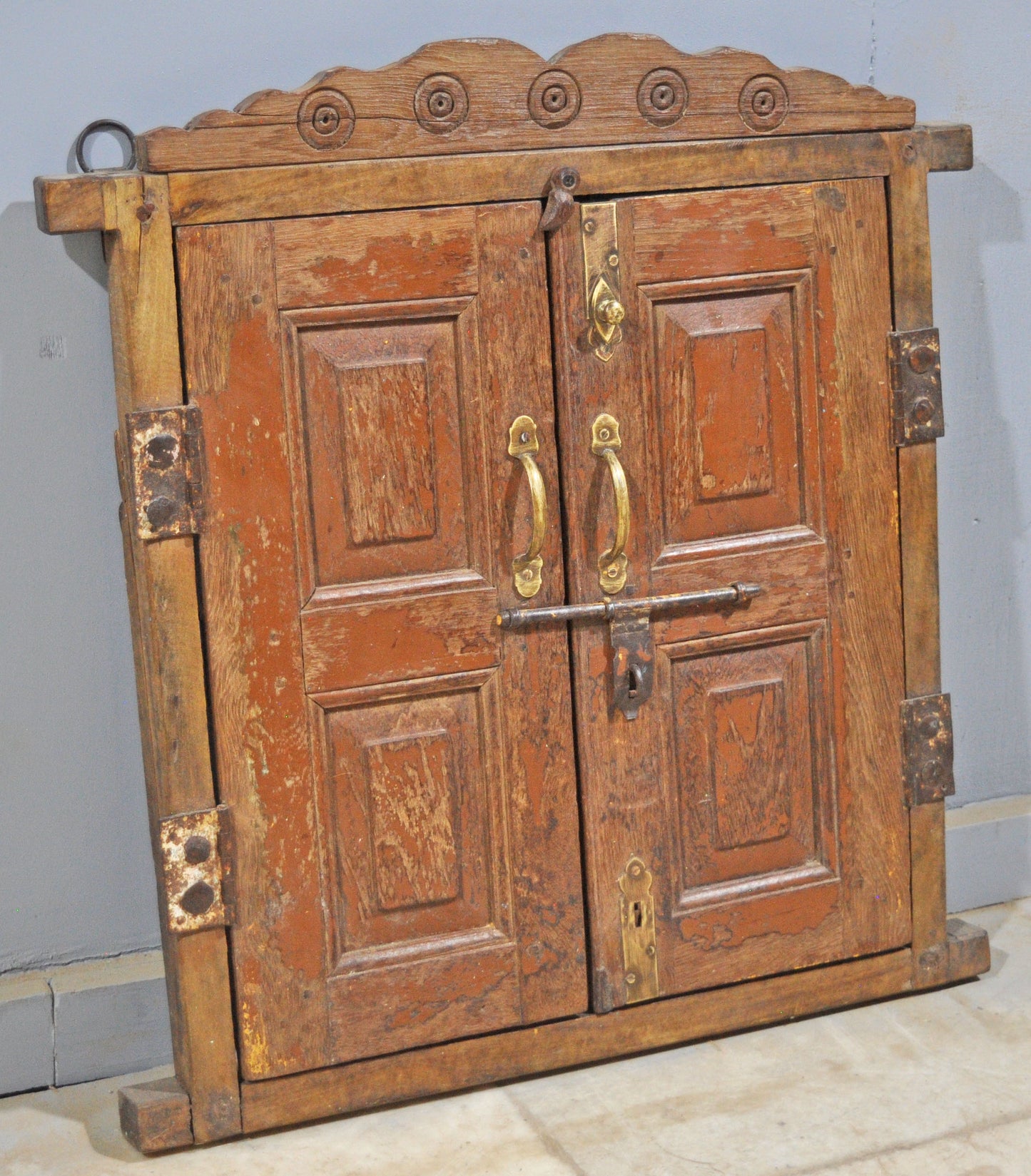 A beautiful old wooden window panel with frame, originally taken from an old house. Hand crafted in a nice shape, with original hardware. Good condition and a rich patina. Origin India.