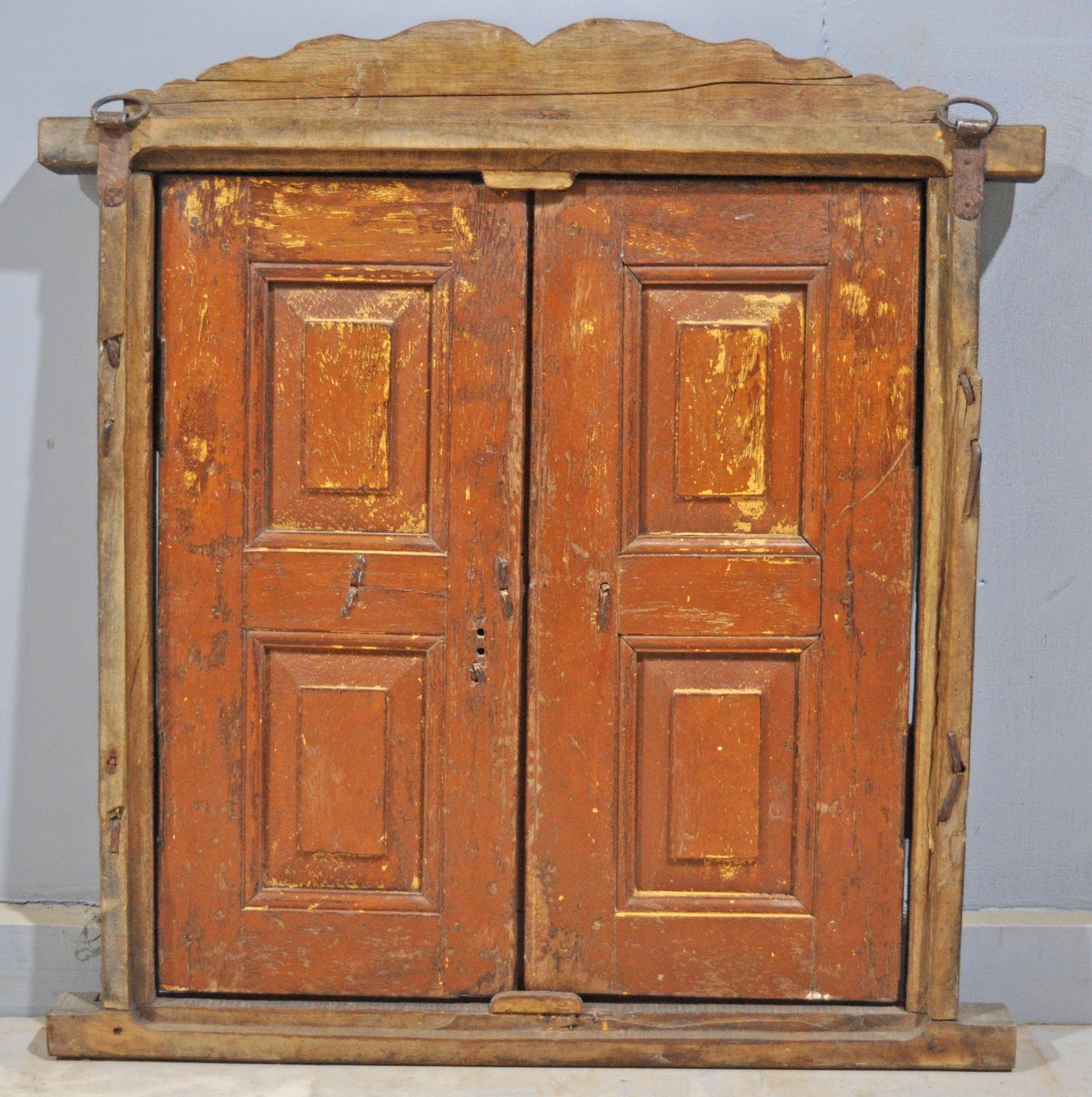 A beautiful old wooden window panel with frame, originally taken from an old house. Hand crafted in a nice shape, with original hardware. Good condition and a rich patina. Origin India.